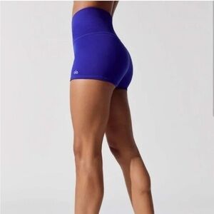 Alo yoga aura cheeky hot shorts-high waisted